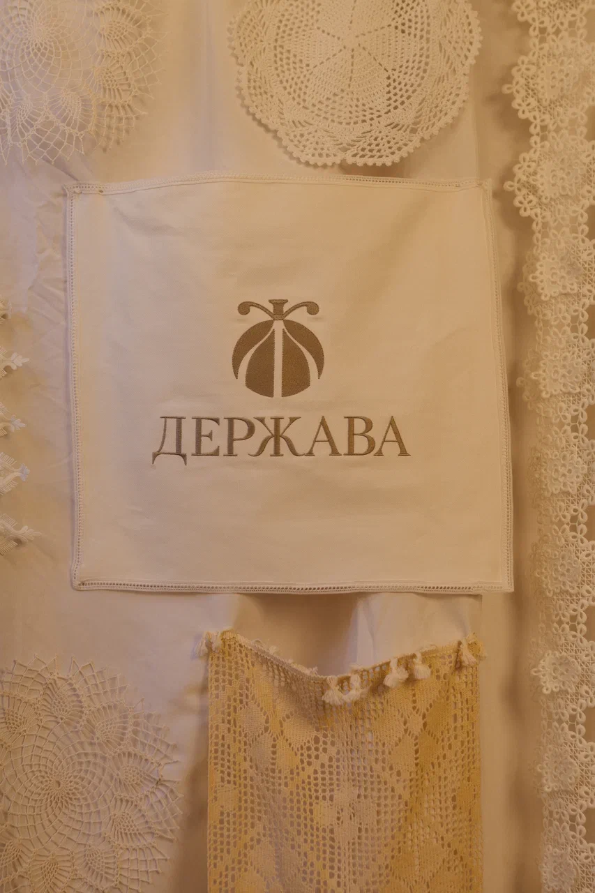 Салфетка с логотипом «Держава» на кружеве